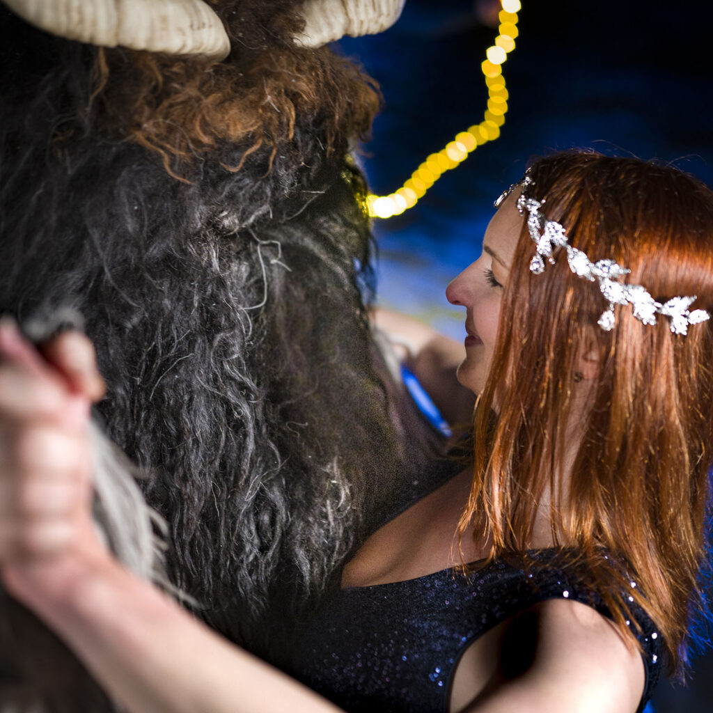 Ein Cosplaayshooting mit dem Thema "die Schöne und das Biest" im Wirlinger Wald im Allgäu. Ein Mitglied von Börwangs Klausen tanzt mit einer Frau im Ballkleid im Schnee.