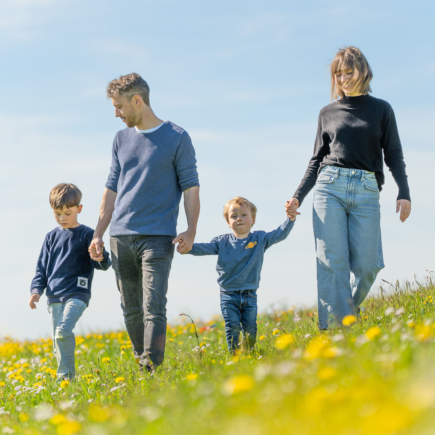 Eine Familie mit zwei Kindern beim Familienshooting auf dem Mariaberg bei Kempten.