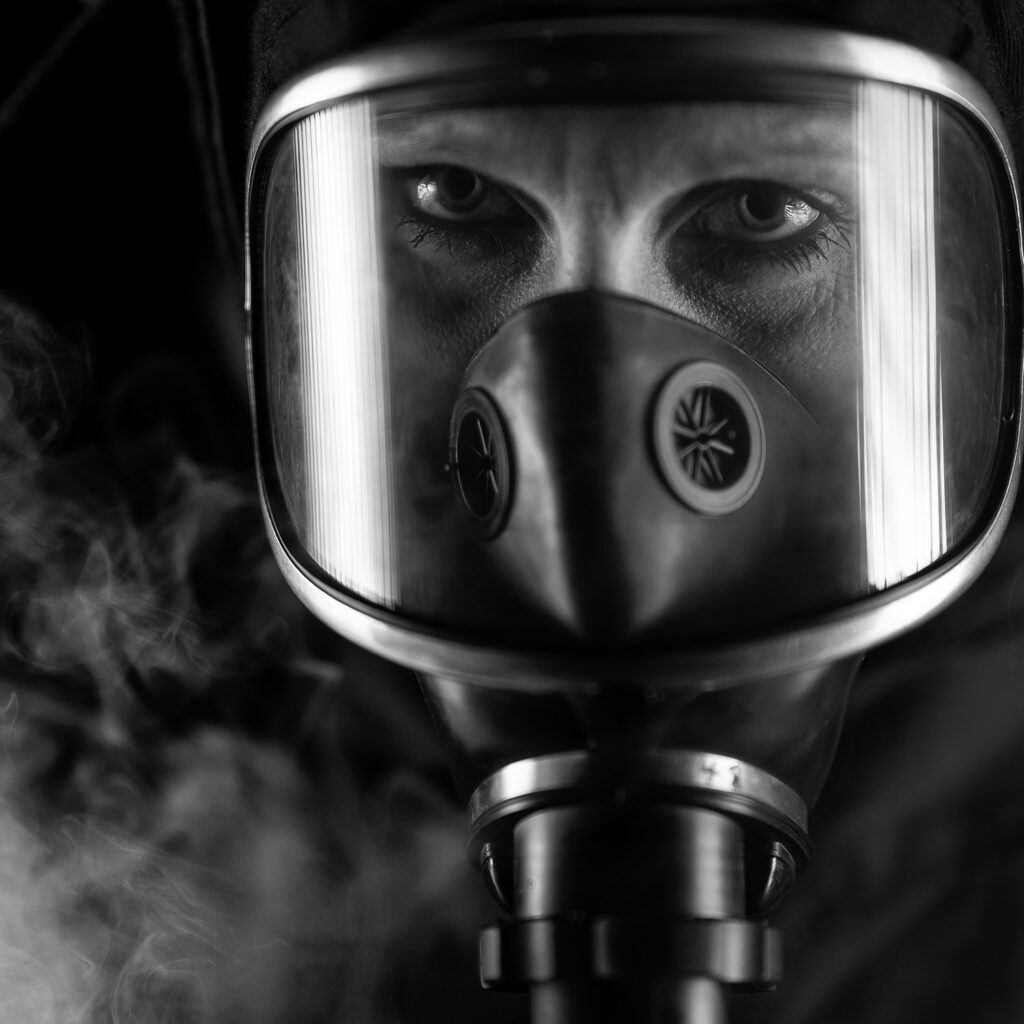 Eine Feuerwehrfrau unter einer Atemschutzmaske.