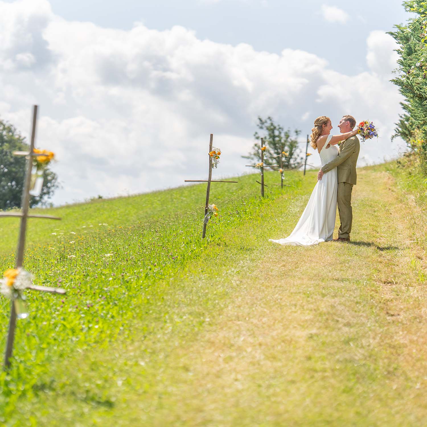 Ein eng umschlungenes Hochzeitspaar bei Kempten.